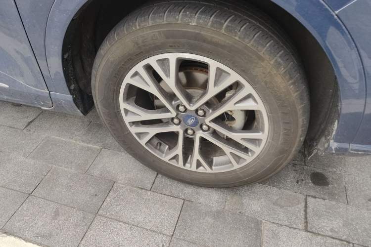 Used Ford Escape 2020 EcoBoost 245 Four-Wheel Drive Luxury Edition Right Front Wheel Hub