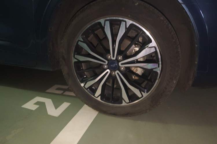 Used Ford Escape 2020 EcoBoost 245 Four-Wheel Drive ST-LINE Deluxe Edition Right Front Wheel Hub