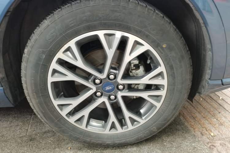 Used Ford Escape 2020 EcoBoost 245 Four-Wheel Drive Luxury Edition Right Front Wheel Hub