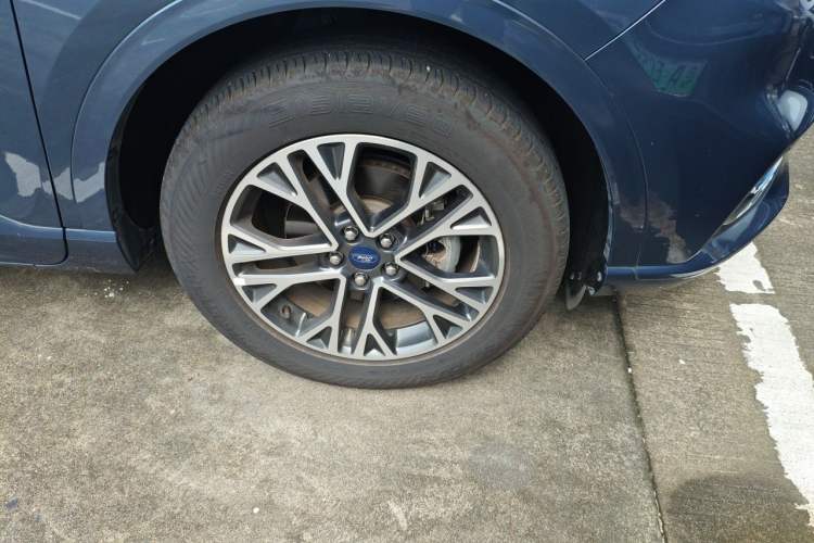 Used Ford Escape 2020 EcoBoost 245 Four-Wheel Drive Luxury Edition Right Front Wheel Hub