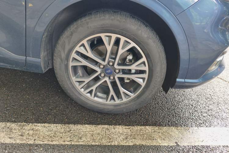Used Ford Escape 2020 EcoBoost 245 Four-Wheel Drive Luxury Edition Right Front Wheel Hub
