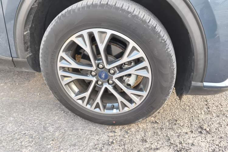 Used Ford Escape 2020 EcoBoost 245 Two-Wheel-Drive Titanium Edition Right Front Wheel Hub