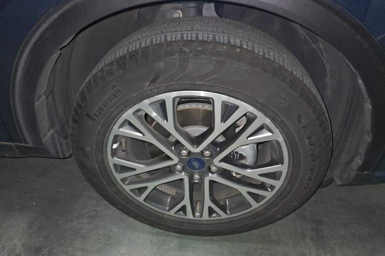 Used Ford Escape 2020 EcoBoost 245 Two-Wheel-Drive Titanium Edition Right Front Wheel Hub