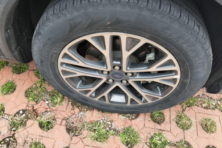 Used Ford Escape 2020 EcoBoost 245 Two-Wheel-Drive Titanium Edition Right Front Wheel Hub