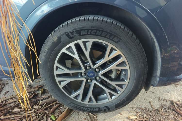 Used Ford Escape 2020 EcoBoost 245 Four-Wheel Drive Luxury Edition Right Front Wheel Hub