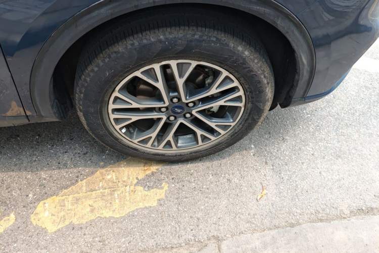 Used Ford Escape 2020 EcoBoost 245 Two-Wheel-Drive Titanium Edition Right Front Wheel Hub