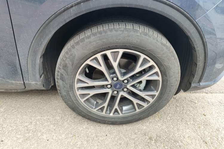 Used Ford Escape 2020 EcoBoost 245 Two-Wheel-Drive Titanium Edition Right Front Wheel Hub