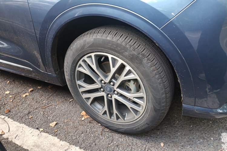 Used Ford Escape 2020 EcoBoost 245 Four-Wheel Drive Luxury Edition Right Front Wheel Hub