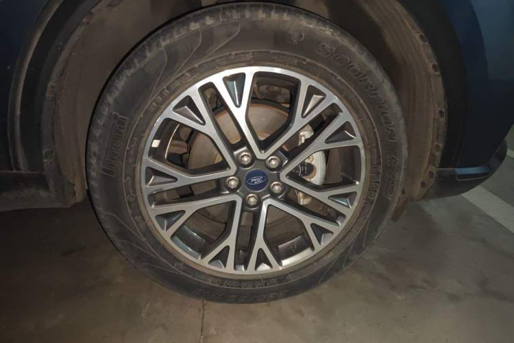 Used Ford Escape 2020 EcoBoost 245 Two-Wheel-Drive Titanium Edition Right Front Wheel Hub
