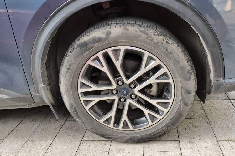 Used Ford Escape 2020 EcoBoost 245 Two-Wheel-Drive Titanium Edition Right Front Wheel Hub