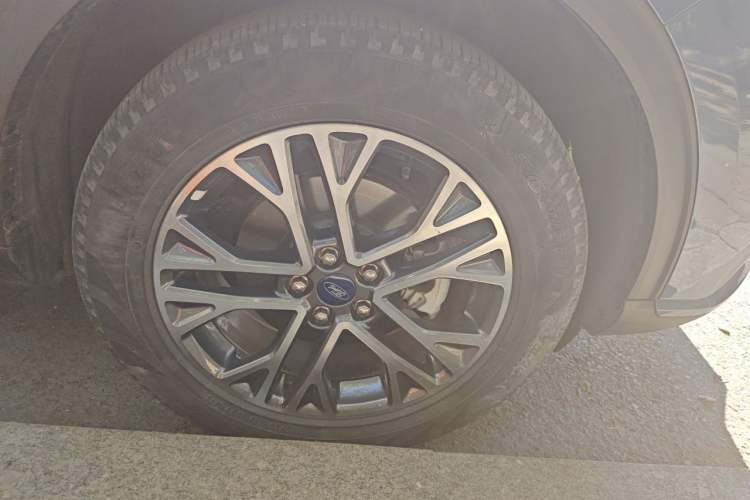 Used Ford Escape 2020 EcoBoost 245 Two-Wheel-Drive Titanium Edition Right Front Wheel Hub