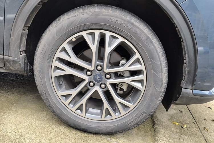 Used Ford Escape 2020 EcoBoost 245 Two-Wheel-Drive Titanium Edition Right Front Wheel Hub