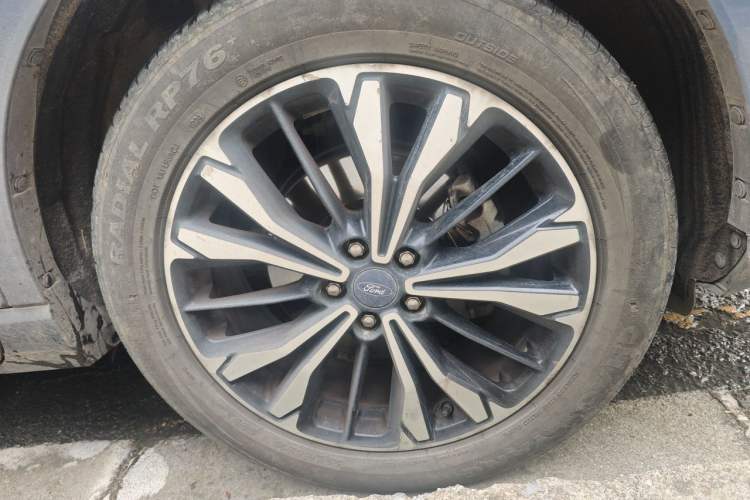 Used Ford Escape 2020 EcoBoost 245 Four-Wheel Drive Luxury Edition Right Front Wheel Hub