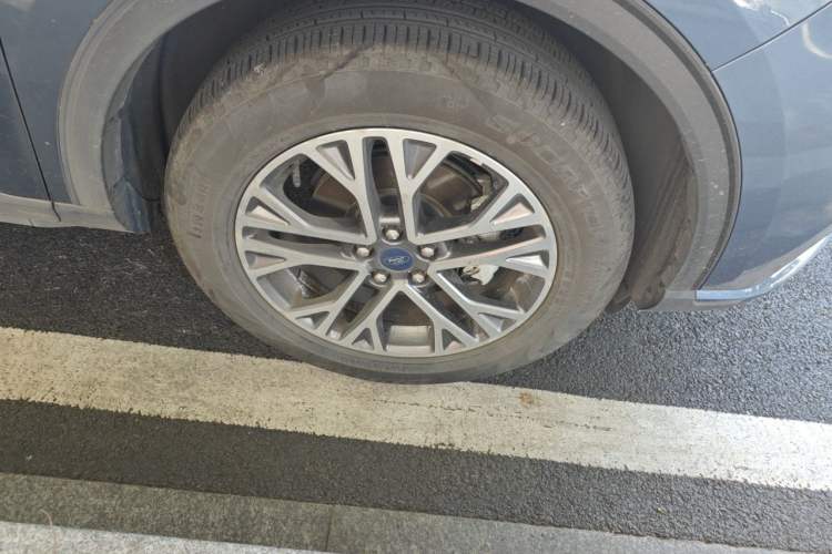 Used Ford Escape 2020 EcoBoost 245 Two-Wheel-Drive Titanium Edition Right Front Wheel Hub