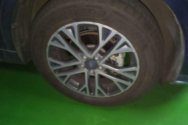 Used Ford Escape 2020 EcoBoost 245 Four-Wheel Drive Luxury Edition Right Front Wheel Hub