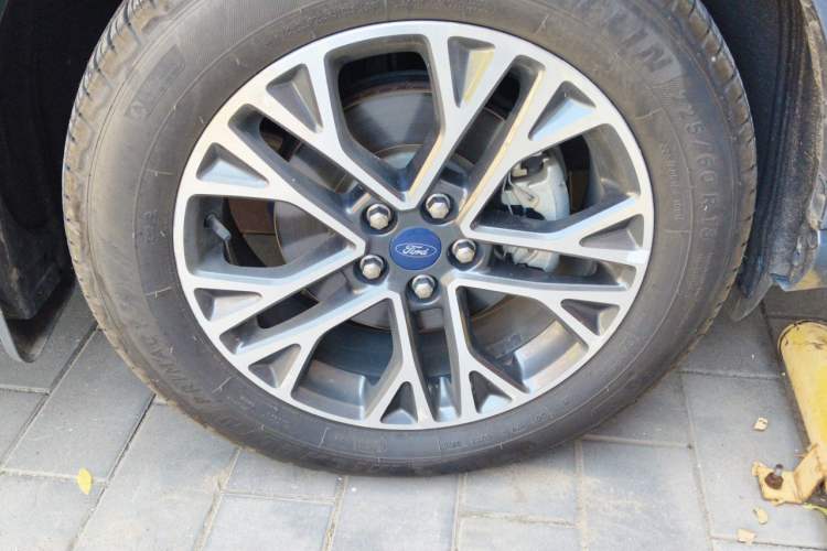 Used Ford Escape 2020 EcoBoost 245 Four-Wheel Drive Luxury Edition Right Front Wheel Hub
