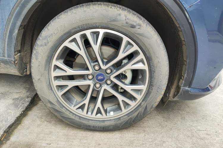 Used Ford Escape 2020 EcoBoost 245 Two-Wheel-Drive Titanium Edition Right Front Wheel Hub