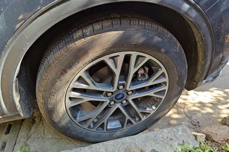 Used Ford Escape 2020 EcoBoost 245 Two-Wheel-Drive Titanium Edition Right Front Wheel Hub