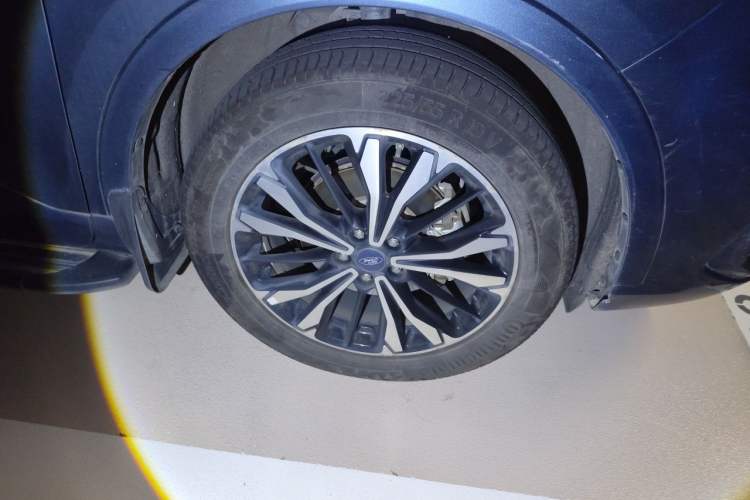 Used Ford Escape 2020 EcoBoost 245 Four-Wheel Drive ST-LINE Deluxe Edition Right Front Wheel Hub
