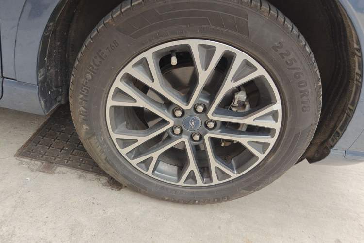 Used Ford Escape 2020 EcoBoost 245 Four-Wheel Drive Luxury Edition Right Front Wheel Hub