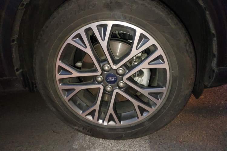 Used Ford Escape 2020 EcoBoost 245 Two-Wheel-Drive Titanium Edition Right Front Wheel Hub