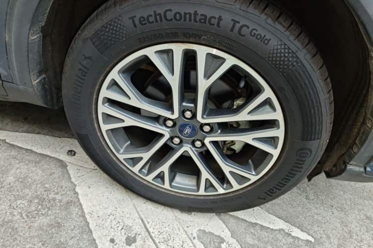 Used Ford Escape 2020 EcoBoost 245 Two-Wheel-Drive Titanium Edition Right Front Wheel Hub