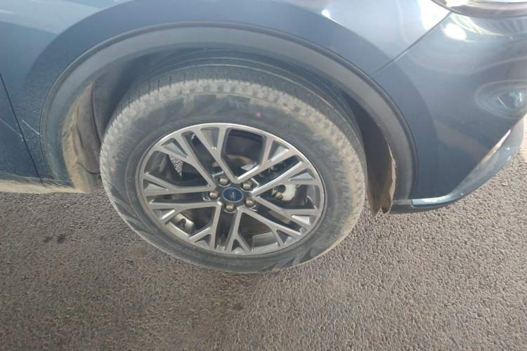 Used Ford Escape 2020 EcoBoost 245 Two-Wheel-Drive Titanium Edition Right Front Wheel Hub