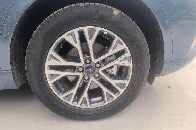 Used Ford Escape 2020 EcoBoost 245 Four-Wheel Drive Luxury Edition Right Front Wheel Hub