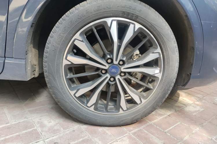 Used Ford Escape 2020 EcoBoost 245 Four-Wheel Drive ST-LINE Deluxe Edition Right Front Wheel Hub