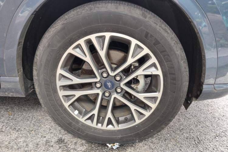 Used Ford Escape 2020 EcoBoost 245 Four-Wheel Drive Luxury Edition Right Front Wheel Hub