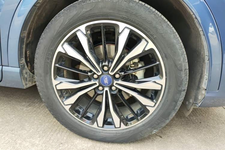 Used Ford Escape 2020 EcoBoost 245 Four-Wheel Drive ST-LINE Deluxe Edition Right Front Wheel Hub
