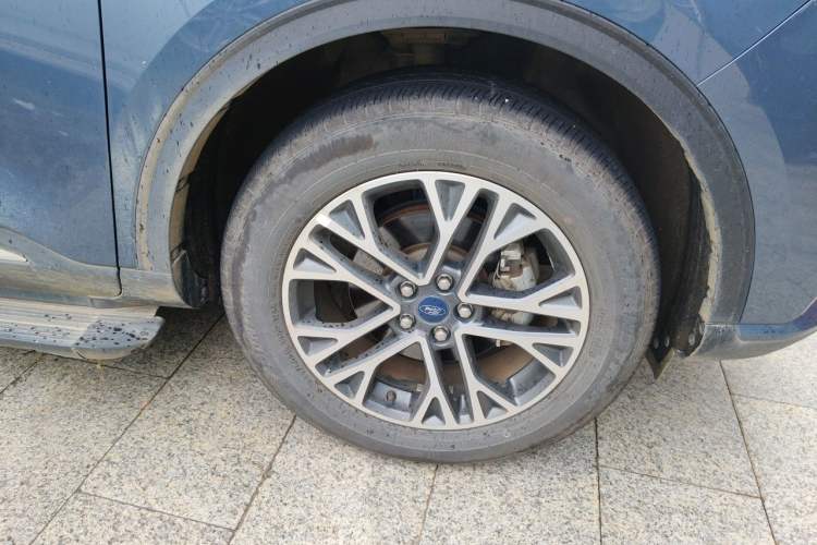 Used Ford Escape 2020 EcoBoost 245 Two-Wheel-Drive Titanium Edition Right Front Wheel Hub