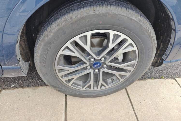 Used Ford Escape 2020 EcoBoost 245 Four-Wheel Drive Luxury Edition Right Front Wheel Hub