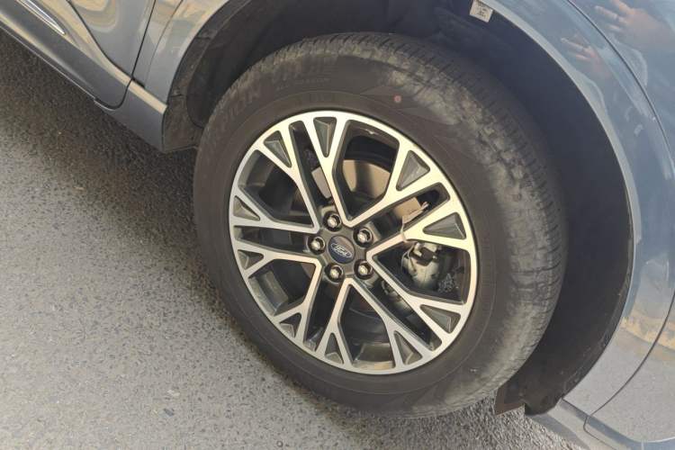 Used Ford Escape 2020 EcoBoost 245 Four-Wheel Drive Luxury Edition Right Front Wheel Hub