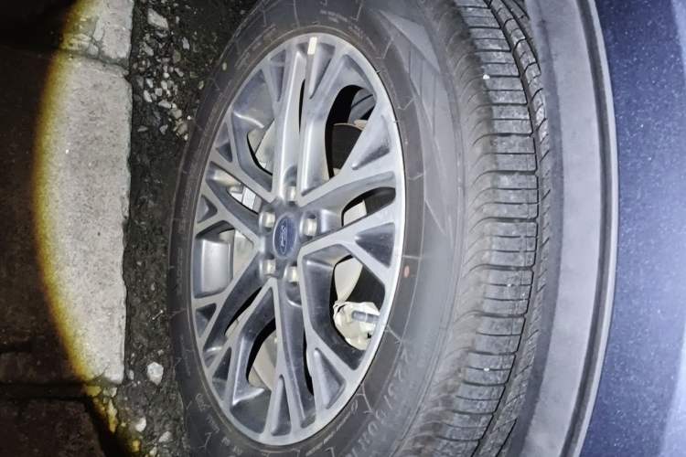 Used Ford Escape 2020 EcoBoost 245 Two-Wheel-Drive Titanium Edition Right Front Wheel Hub