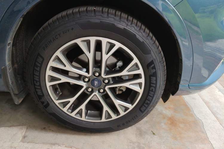 Used Ford Escape 2020 EcoBoost 245 Four-Wheel Drive Luxury Edition Right Front Wheel Hub