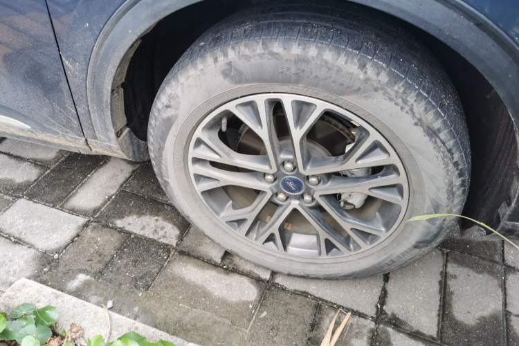 Used Ford Escape 2020 EcoBoost 245 Two-Wheel-Drive Titanium Edition Right Front Wheel Hub