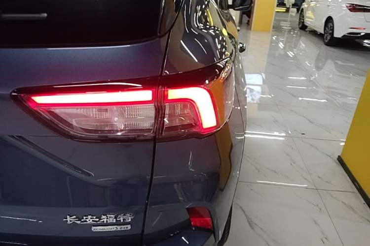 Used Ford Escape 2020 EcoBoost 245 Two-Wheel-Drive Titanium Edition Right Rear Taillight