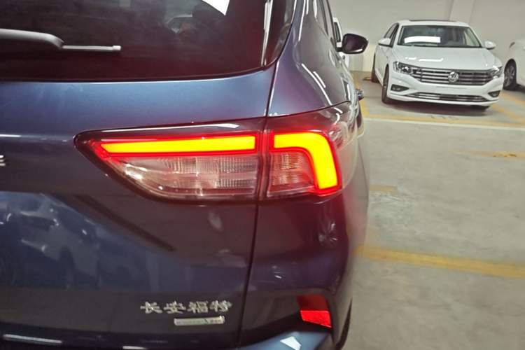 Used Ford Escape 2020 EcoBoost 245 Two-Wheel-Drive Titanium Edition Right Rear Taillight