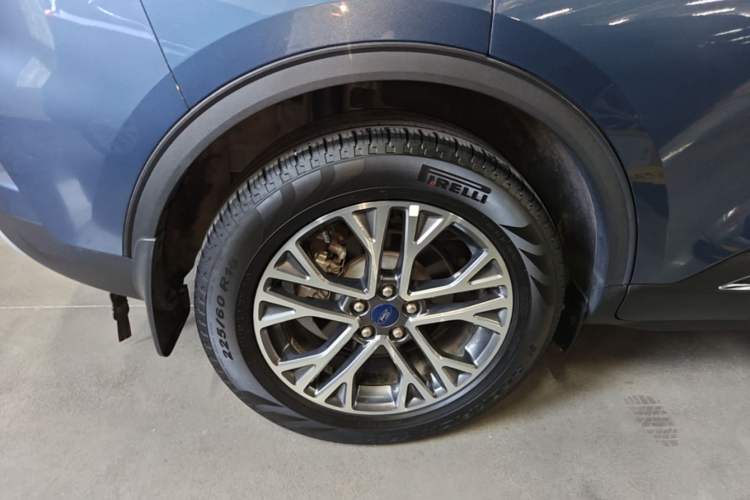 Used Ford Escape 2020 EcoBoost 245 Two-Wheel-Drive Titanium Edition Right Rear Wheel Hub