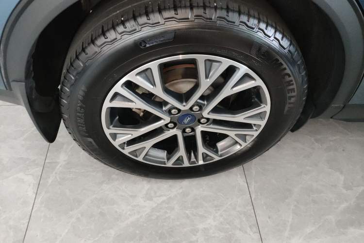 Used Ford Escape 2020 EcoBoost 245 Four-Wheel Drive Titanium Edition Right Rear Wheel Hub
