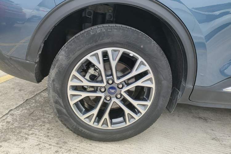 Used Ford Escape 2020 EcoBoost 245 Two-Wheel-Drive Titanium Edition Right Rear Wheel Hub