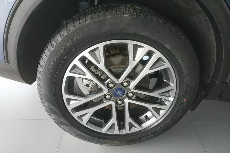 Used Ford Escape 2020 EcoBoost 245 Two-Wheel-Drive Titanium Edition Right Rear Wheel Hub