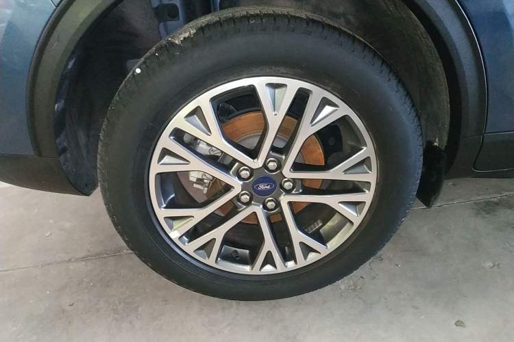 Used Ford Escape 2020 EcoBoost 245 Two-Wheel-Drive Titanium Edition Right Rear Wheel Hub