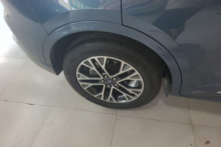 Used Ford Escape 2020 EcoBoost 245 Four-Wheel Drive Luxury Edition Right Rear Wheel Hub