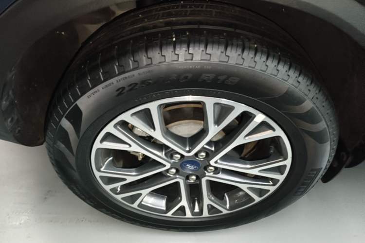 Used Ford Escape 2020 EcoBoost 245 Two-Wheel-Drive Titanium Edition Right Rear Wheel Hub