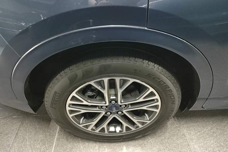 Used Ford Escape 2020 EcoBoost 245 Four-Wheel Drive Luxury Edition Right Rear Wheel Hub