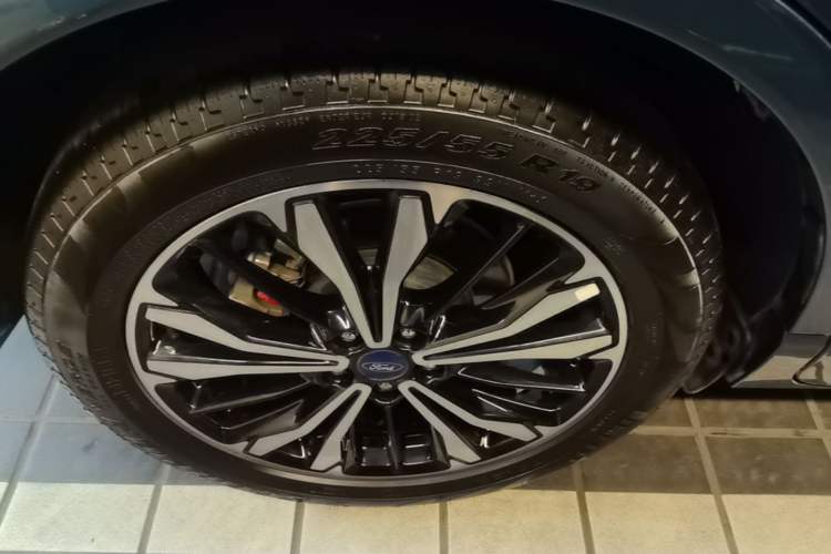 Used Ford Escape 2020 EcoBoost 245 Four-Wheel Drive ST-LINE Deluxe Edition Right Rear Wheel Hub