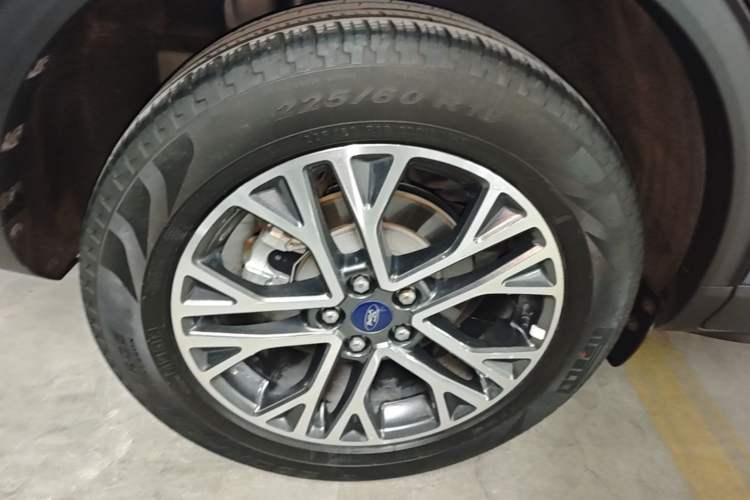 Used Ford Escape 2020 EcoBoost 245 Two-Wheel-Drive Titanium Edition Right Rear Wheel Hub