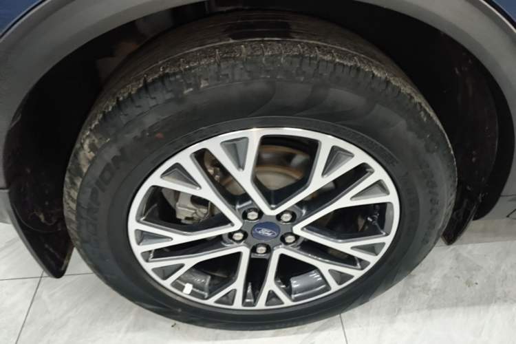 Used Ford Escape 2020 EcoBoost 245 Two-Wheel-Drive Titanium Edition Right Rear Wheel Hub